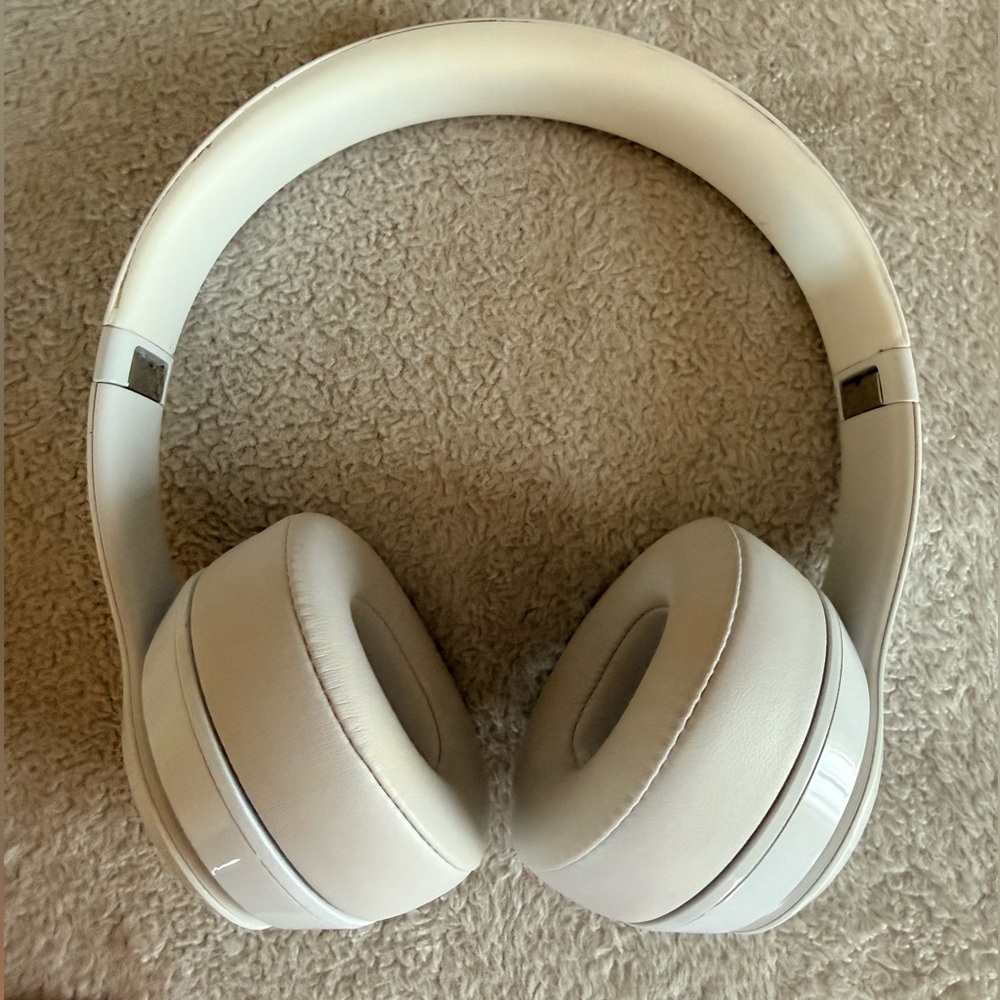 Dr. Dre Beats noise cancelling Wireless Over-Ear Headphones - White - Picture 6 of 8